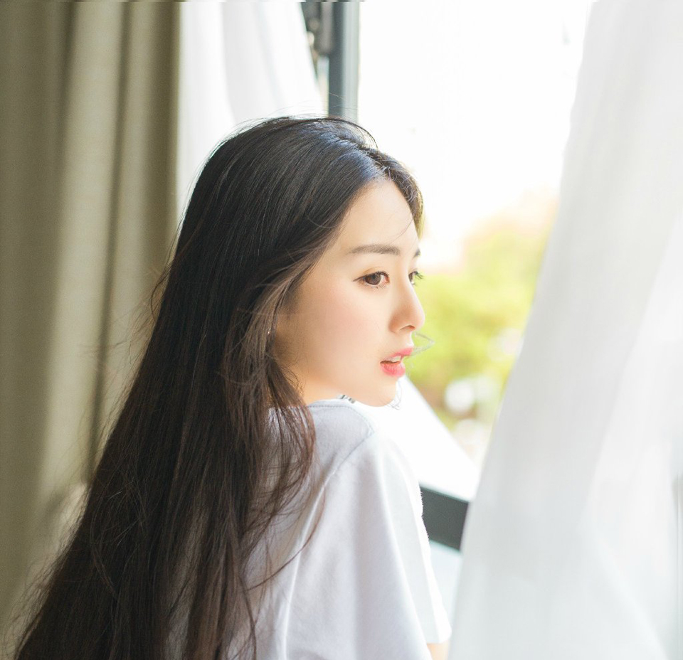 随着吕蒙一声喝令，周围的江东将士不再围杀陈到，而是开始将陈到附近的船只掀翻，一旦落水，这头地上的蛟龙恐怕也只能成为落水的凤凰。